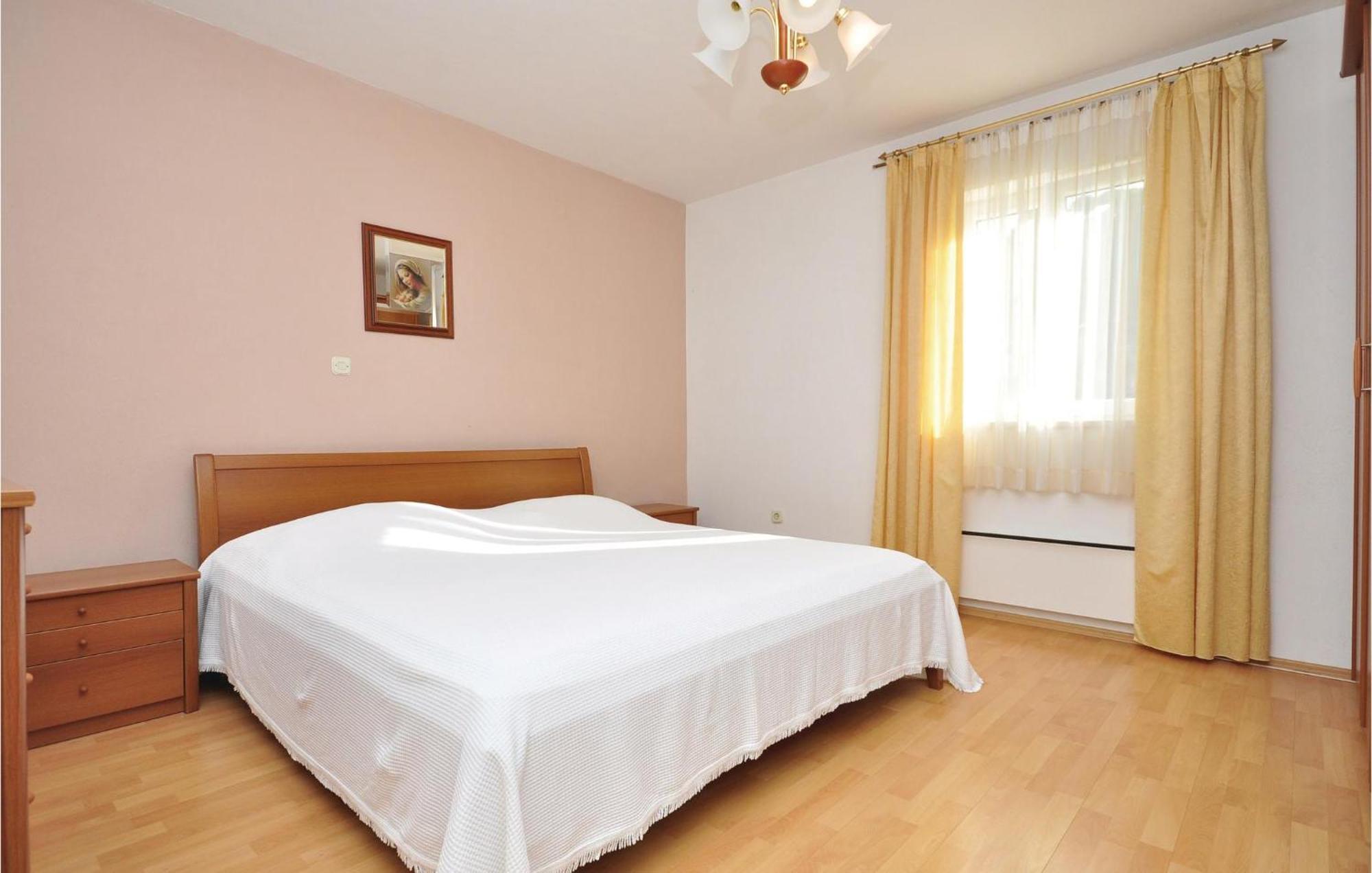 3 Bedroom Awesome Apartment In Pucisca Exterior photo