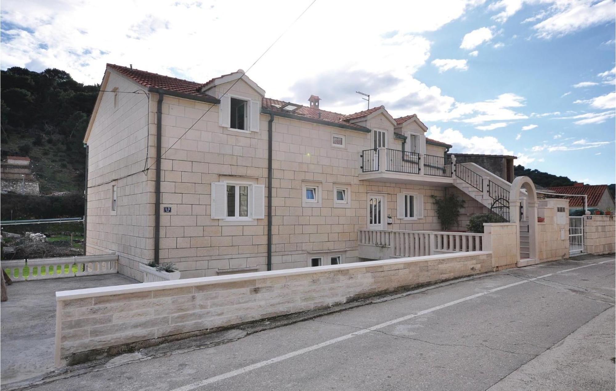 3 Bedroom Awesome Apartment In Pucisca Exterior photo