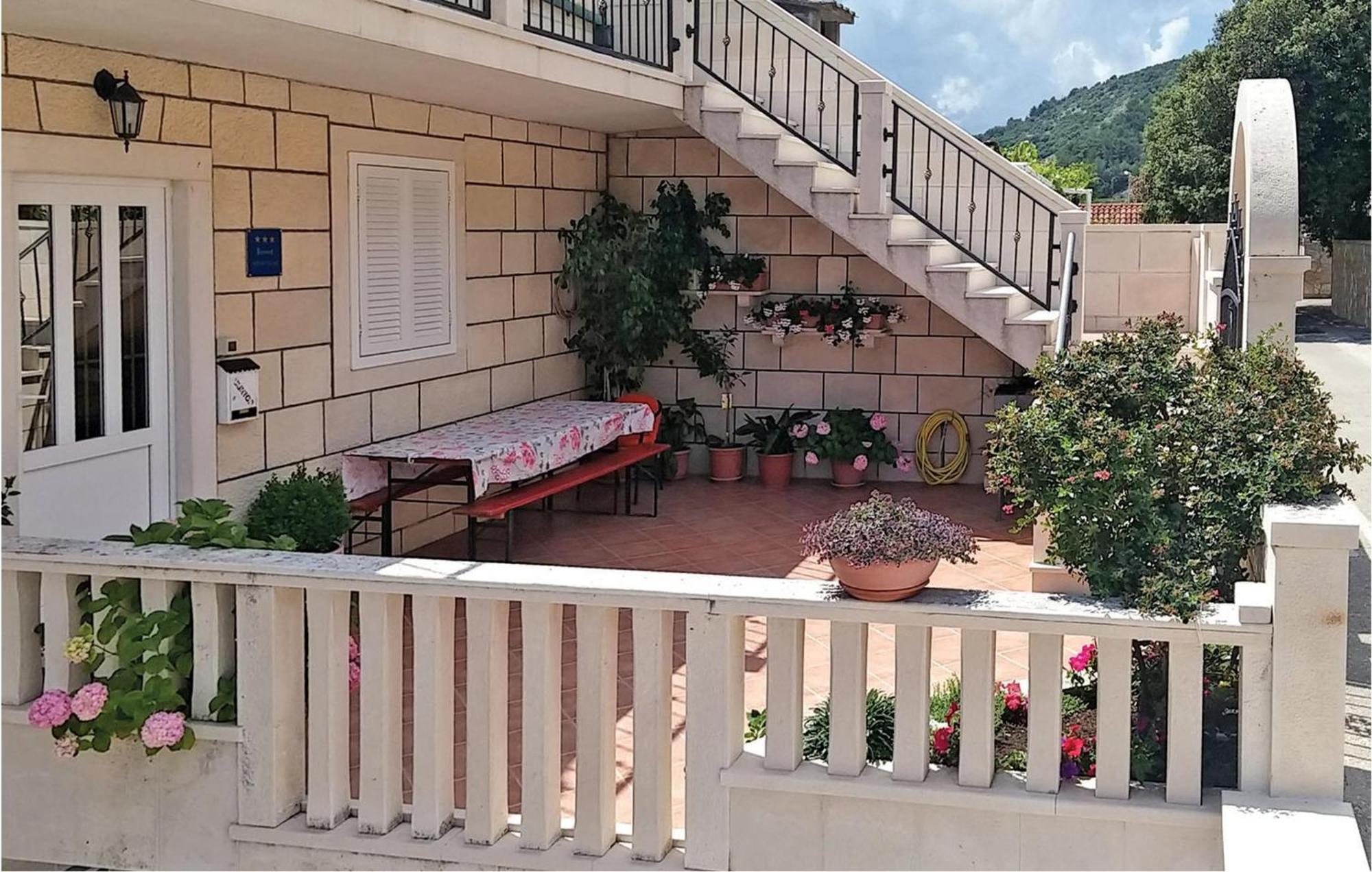 3 Bedroom Awesome Apartment In Pucisca Exterior photo